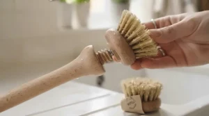 Eco-friendly washing-up brush with a detachable, replaceable head to minimise household waste and save money.
