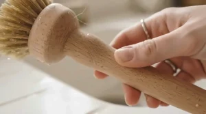 Sustainable beech wood handle of an eco-friendly washing-up brush, shaped for a comfortable grip during daily dishwashing.